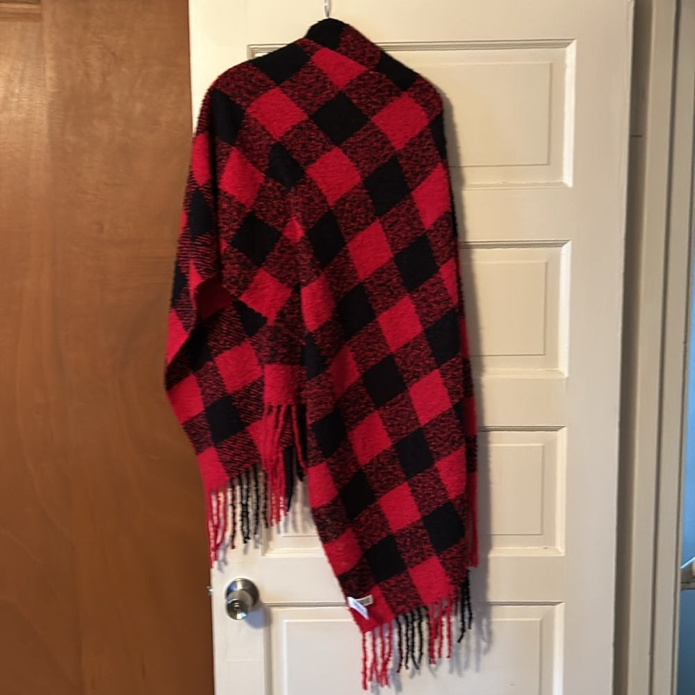 Buffalo plaid cape/scarf. Red/Black with fringe, excellent condition - Picture 2 of 6